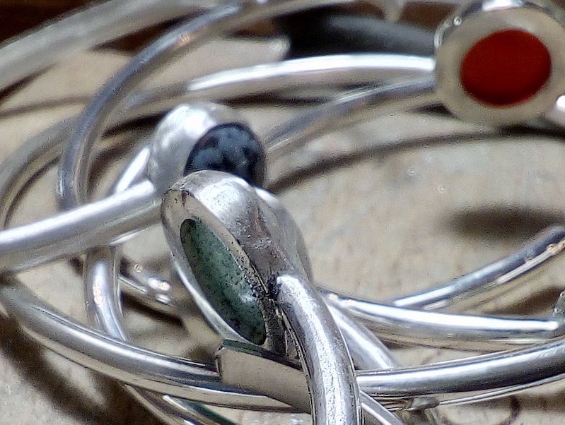 Photo en gros plan de bracelets joncs en argent massif mélanger l'un avec les autres.