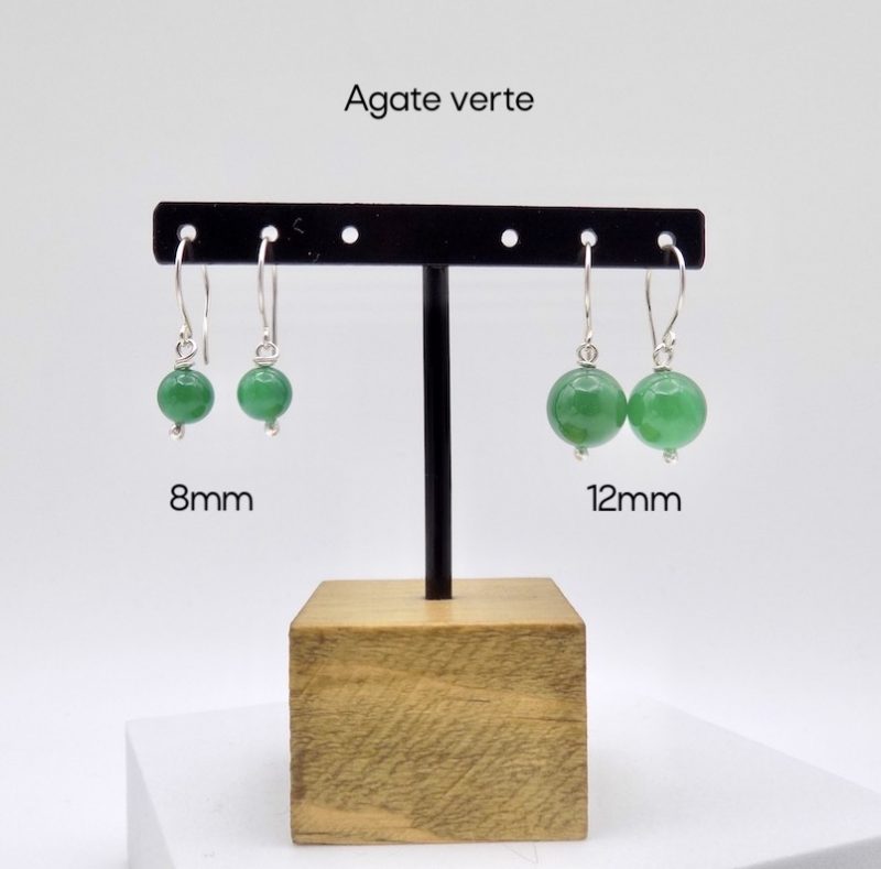 Photo de deux paires de boucles d'oreilles. Chacune est avec une perle de pierre verte: une agate verte.