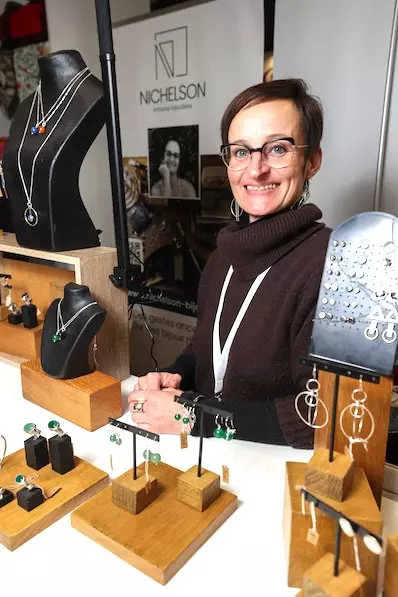 photo du portrait de Nichelson-bijoux entouré de ses créations en argent massif