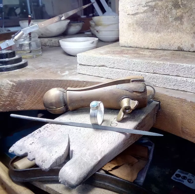 Photos d'outils posés sur la cheville. Montre le travail qui peut être fait