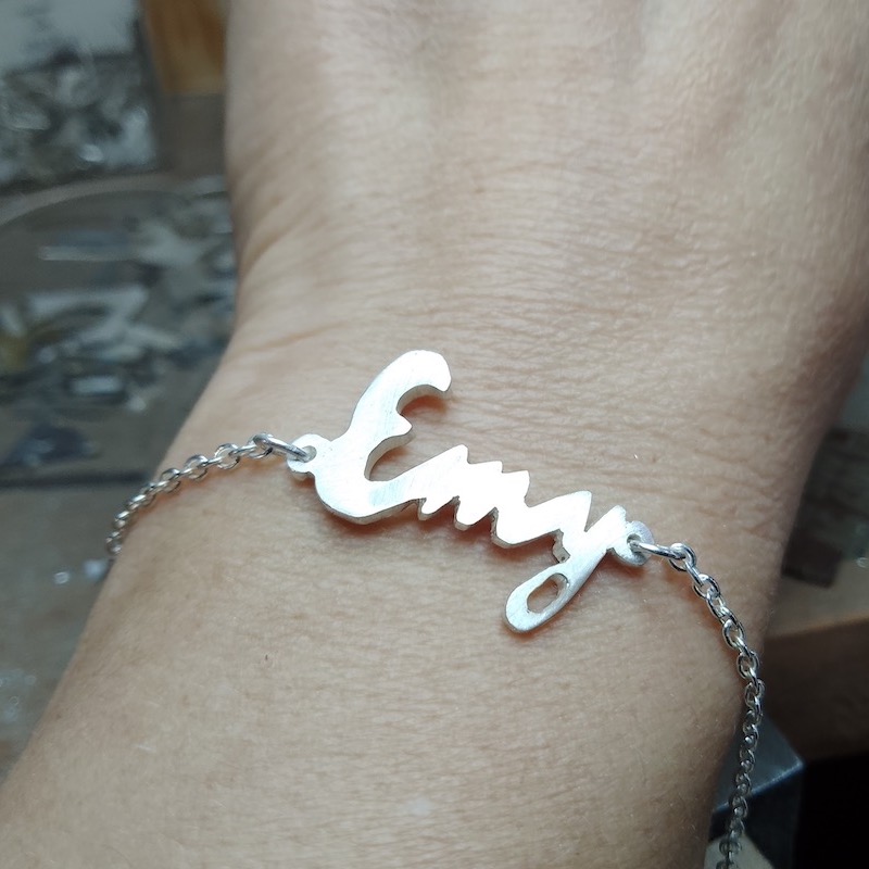 Gros plan d'un prénom taillé dan s de l'argent