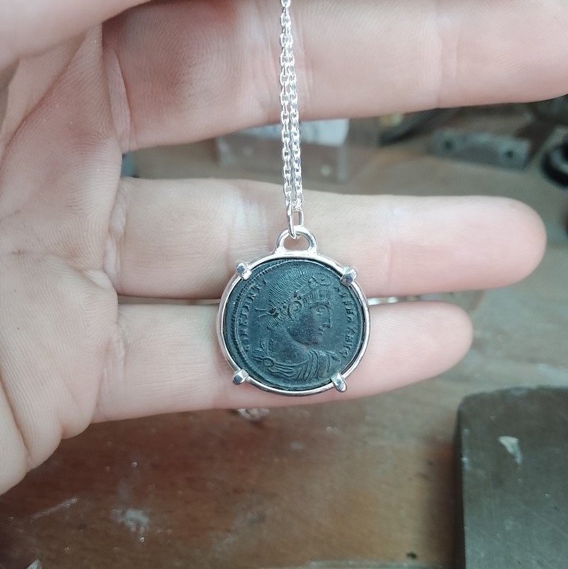 Pièce de monnaie romaine montée sur de l'argent pour en faire un pendentif avec une chaine en argent massif