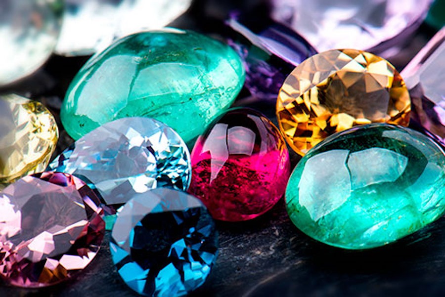 Photo couleur de pierre semi-precieuse de toute les couleurs. les pierres sont un peu translucides avec des couleurs vives de verrt, rose, bleu