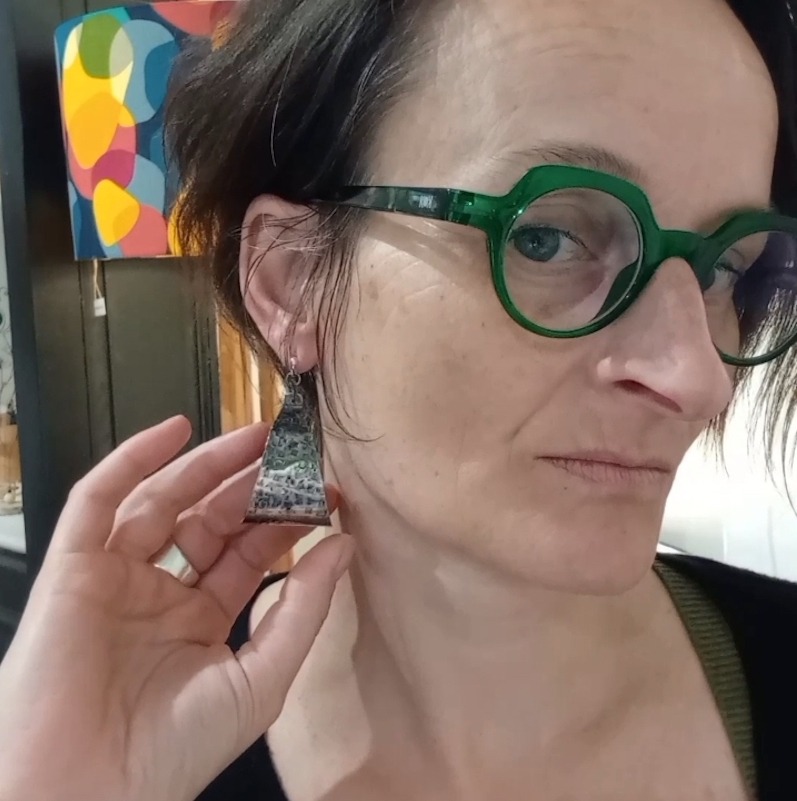 Photo d'une femme portant une boucle d'oreille en argent martelé et oxydé.