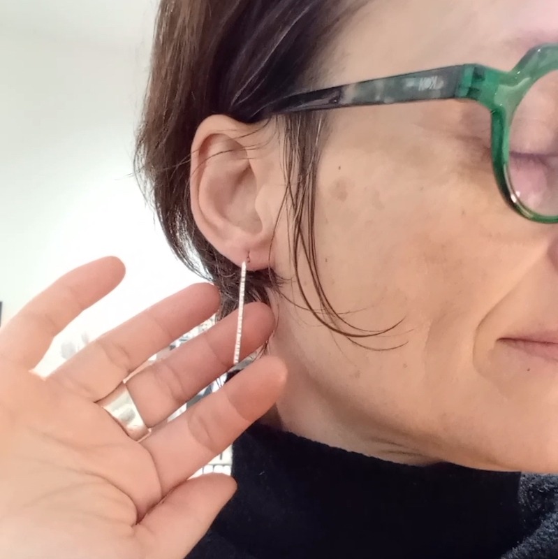 Photo de prêt d'une femme portant une boucle fine en argent