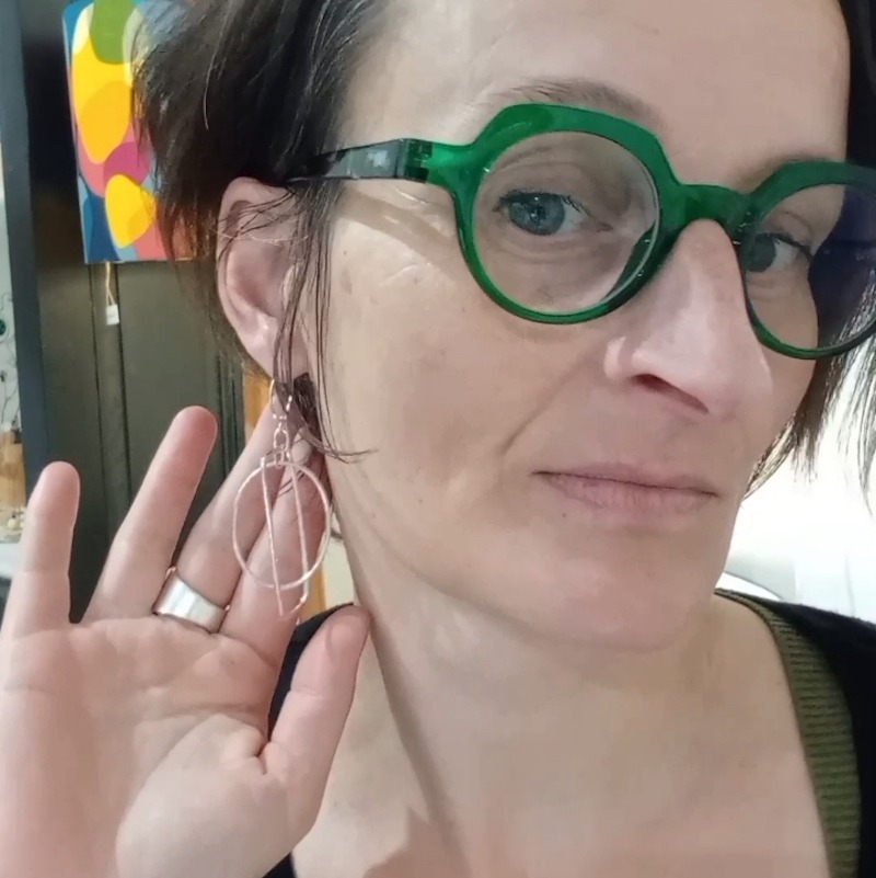 Photo d'un visage de femmeportant un boucle d'oreille longue en argent 925