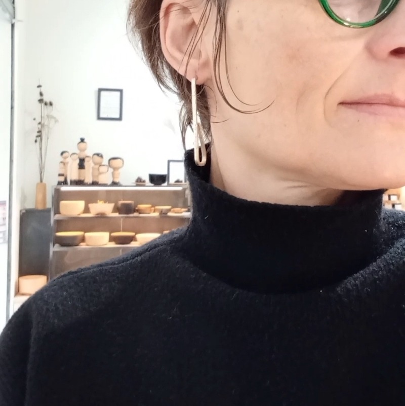 Photo de coté d'un visage feminin portant un boucle d'oreille en argent 925