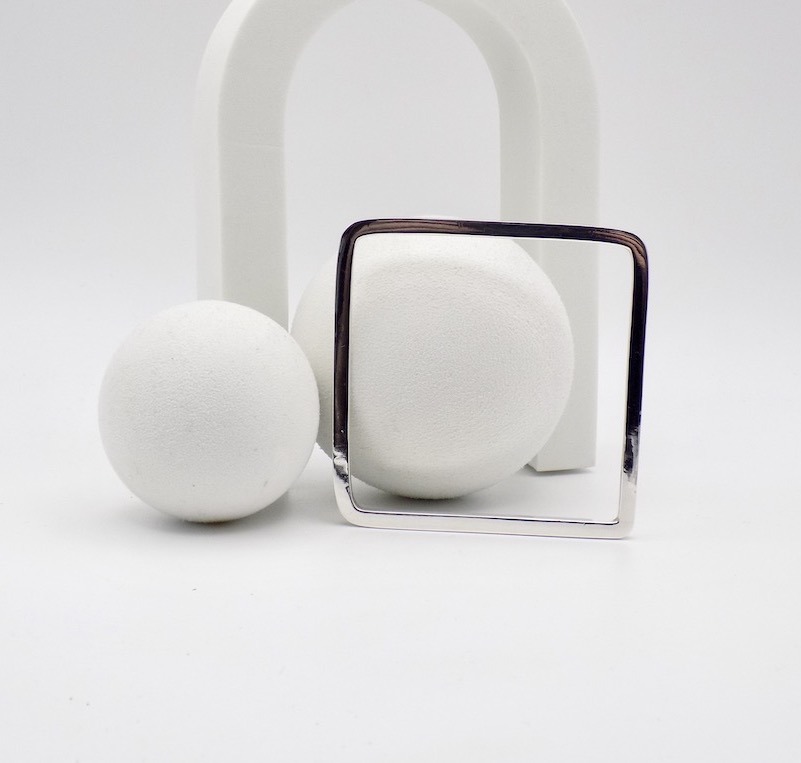 Photo couleur d'un bijou en argent 925. Le bracelet est de forme carré.