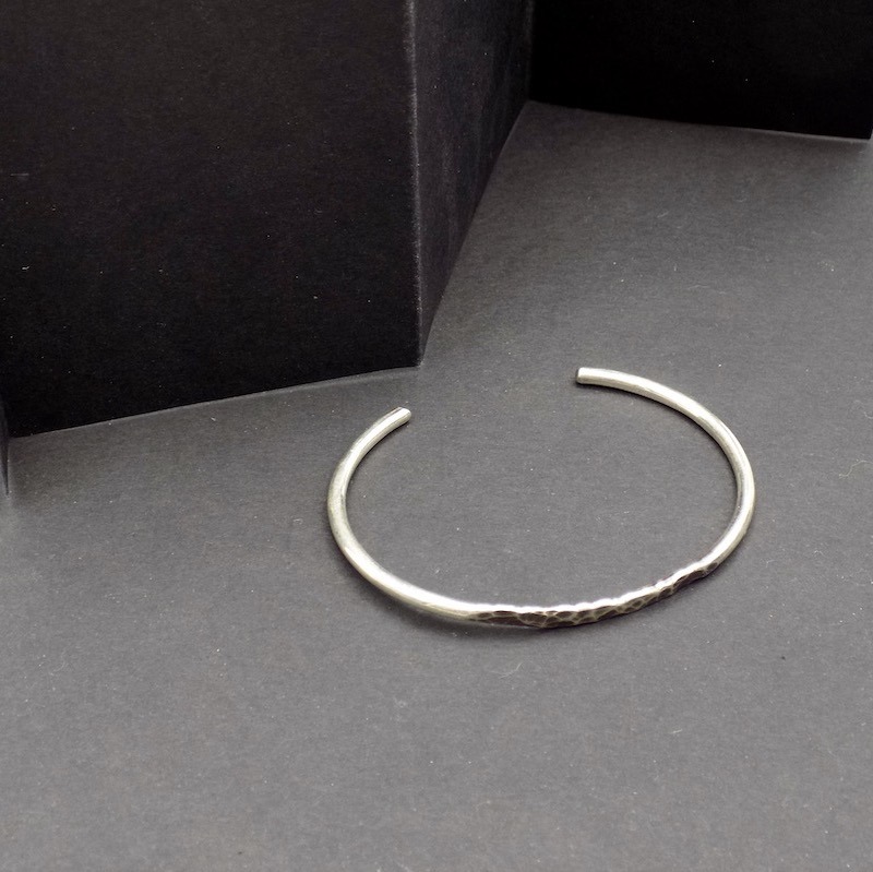 Bracelet ouvert argent 925 martelé et oxydé - Tyr – Image 5
