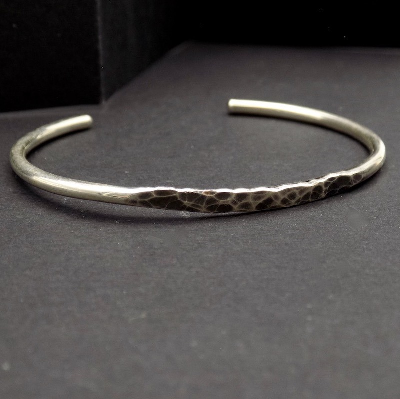 Bracelet ouvert argent 925 martelé et oxydé - Tyr – Image 3