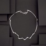 Photo d'un collier articulé. Ce collier est façonné tout en argent 925.