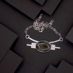 Photo de haut d'un collier en argent massif et serti d'une magnifique obsidienne dorée.