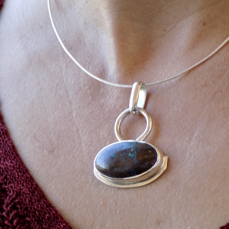 Photo porté d'un pendentif en argent et pierre.