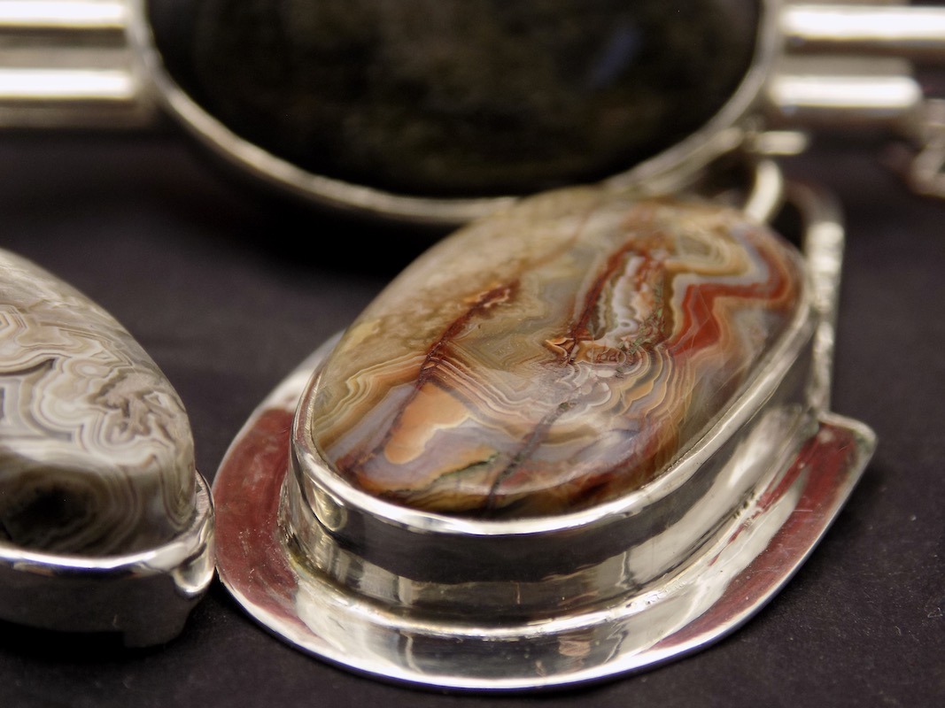 Photo zoomée sur une pierre d'agate bubble montée sur de l'argent.