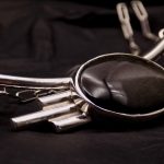 Photo en gros plan d'un collier avec une pierre noire aux reflets dorés.