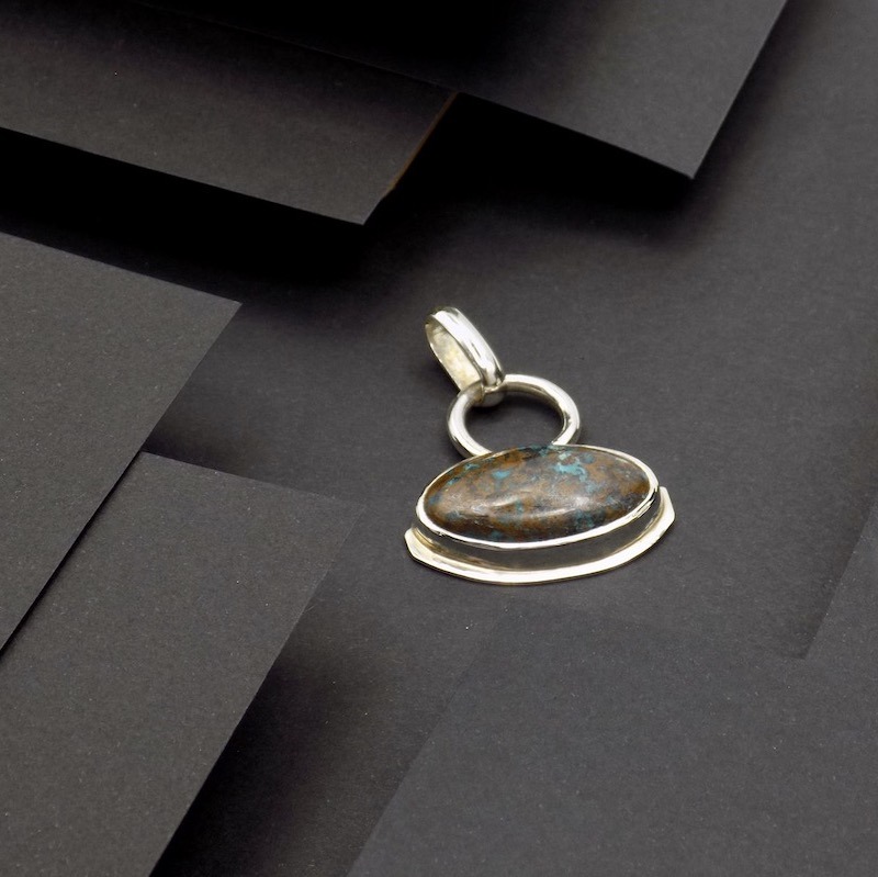 Photo design d'un pendentif ovale serti d'une Turquoise du Tibet.