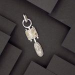 Photo couleur d'un pendentif en argent serti de pierres vue de haut. Les pierres sont des agate crazy lace de couleur marron-beige.