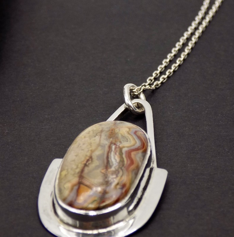 Photo couleur de la pierre sertie sur un pendentif hyper moderne et design.