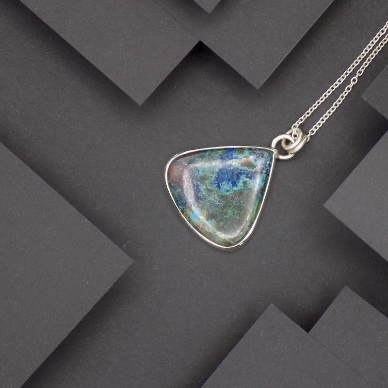 Pendentif de forme de triangle. Ce pendentif est une pierre de Chrysocolle sertie en argent 925.