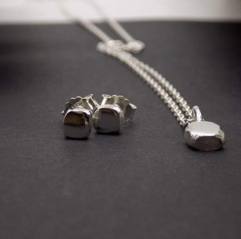 Photo d'un ensemble boucles+ pendentif de bijou de créateurs réalisé en argent.