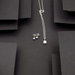 Photo prise de haut afin de voir un duo boucles -pendentif. Ces bijoux sont de petits pavés fait en argent massif.