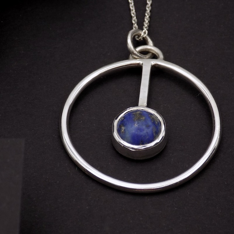 Photo d'un pendentif en argent et lapis lazuli. Le bijou est un bijou artisanal et argent.