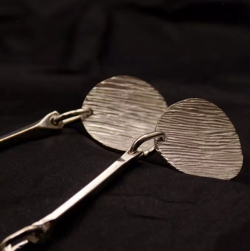 Gros plan d'une partie d'une paire de boucles d'oreille en argent