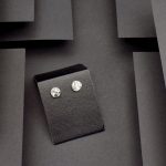 Photo prise de haut d'une paire de boucles d'oreilles sur un support.