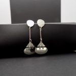 Photo d'une paire de boucles d'oreilles longues en argent