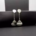Photo d'une paire de boucles d'oreilles longues en argent