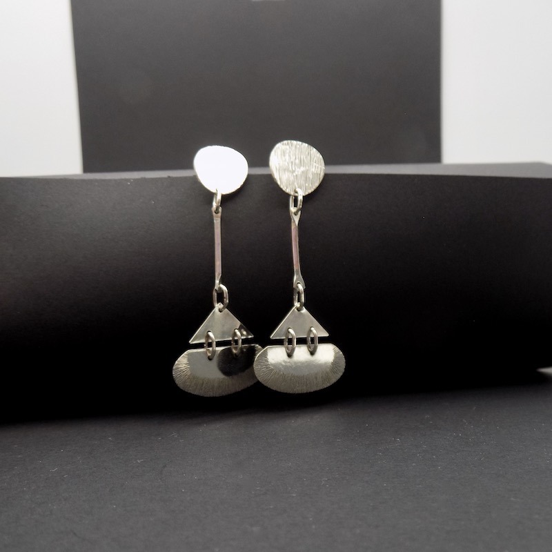 Photo d'une paire de boucles d'oreilles longues en argent