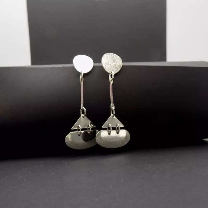 Photo d'une paire de boucles d'oreilles longues en argent