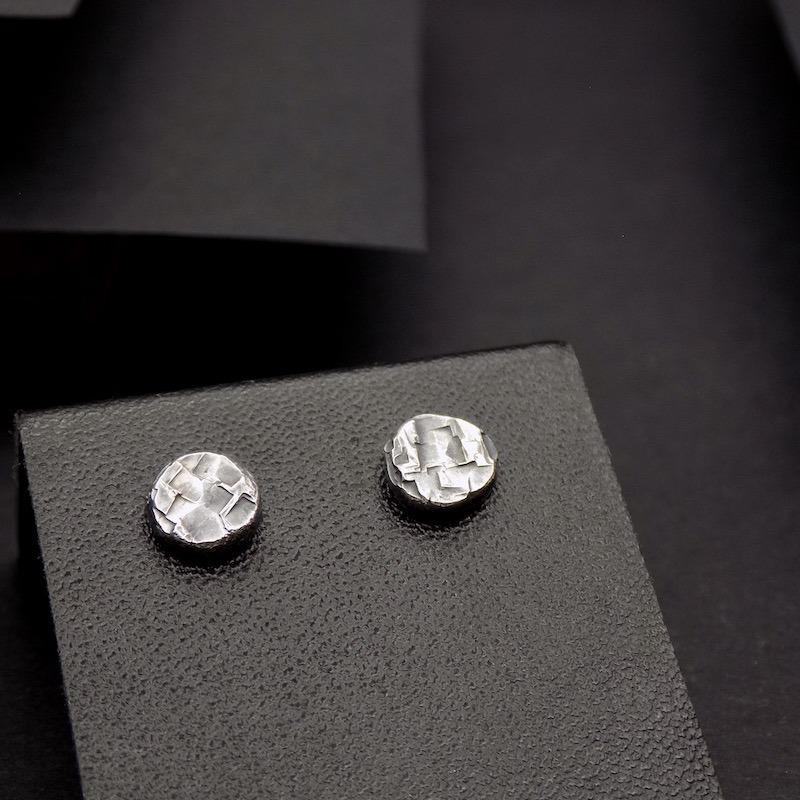 Boucles d'oreilles argent martelé/oxydé petites rondes-Fragment – Image 2