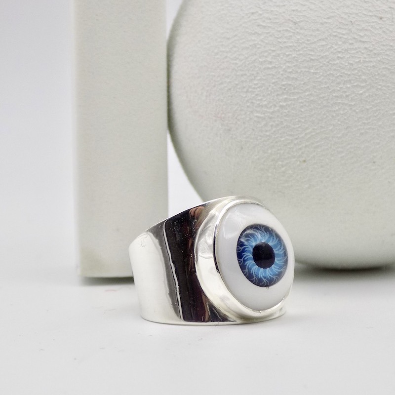 Photo d'une bague en argent avec un oeil comme serti