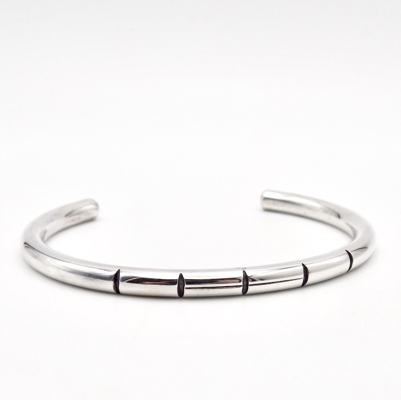 Photo sur fond blanc d'un bracelet jonc ouvert posé.