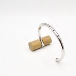 Photo sur fond blanc d'un bracelet jonc suoer epais pour homme. Ce bracelet est ouvert et en argent925