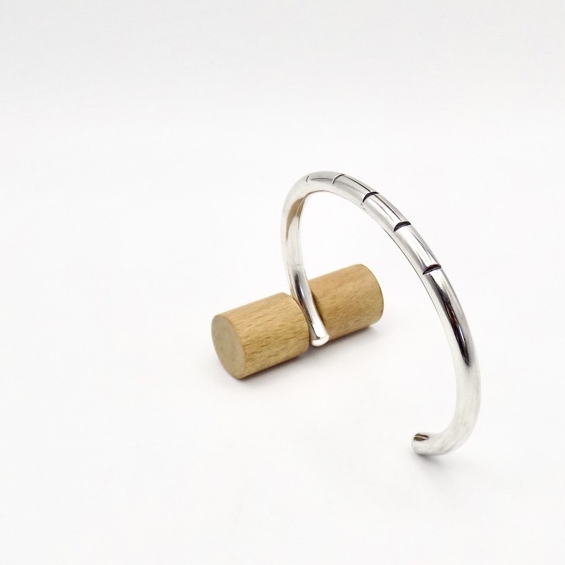 Photo sur fond blanc d'un bracelet jonc suoer epais pour homme. Ce bracelet est ouvert et en argent925