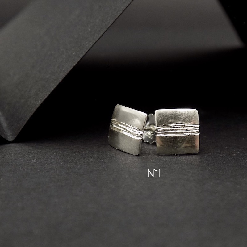Photo d'une paire de boucles petites en argent masif