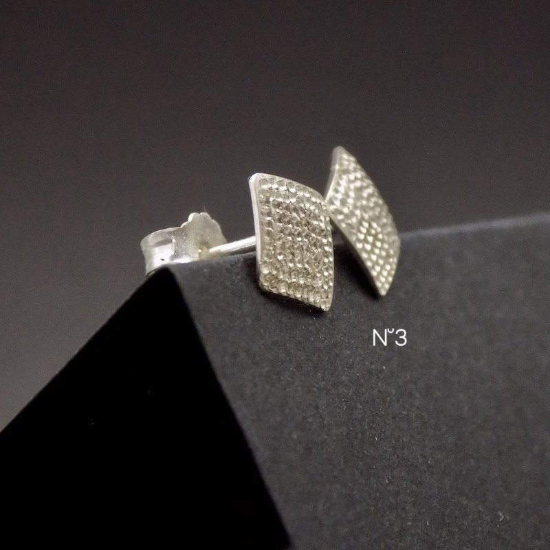 Photo couleur d'une paire de boucles d'oreilles en argent massf 925. Cette paire de boucles est posée sur un carton noir afin qu'elles ressortent bien.