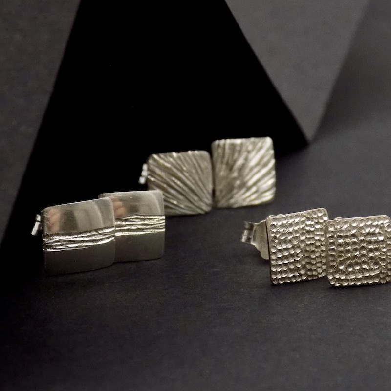 Boucles Tessera – Puces carrées en argent massif 925